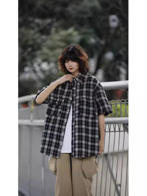 Särk tasku ja ruudulise mustriga, lühikeste varrukatega, vaba lõige, lapp-kaelus