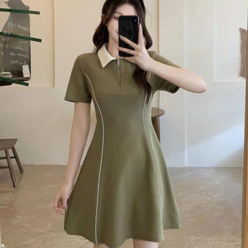 Haljina od milksilk materijala s polo ovratnikom, kratkim rukavima, visokim strukom, midi dužinom