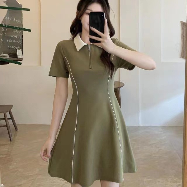 Haljina od milksilk materijala s polo ovratnikom, kratkim rukavima, visokim strukom, midi dužinom