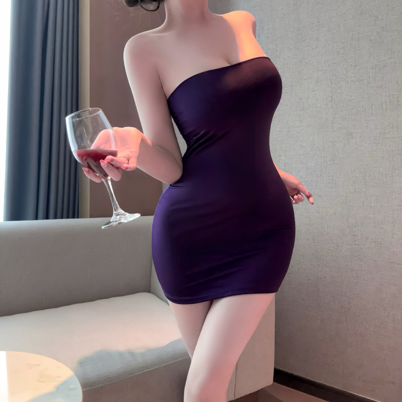 Haljina s trakama, bodycon silueta, duboki izrez, bez rukava, kratka suknja, materijal: mliječna svila i poliester