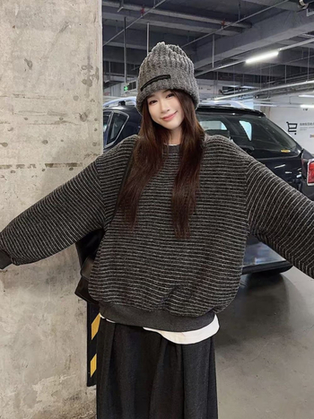 Pulover cu guler rotund, mâneci lungi, croială lejeră, model în dungi, amestec bumbac-poliester