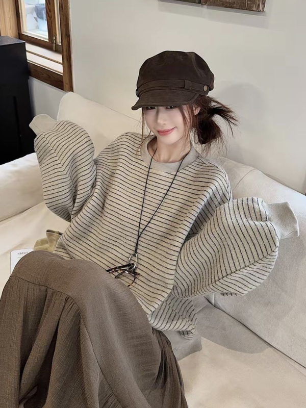 Pulover cu guler rotund, mâneci lungi, croială lejeră, model în dungi, amestec bumbac-poliester