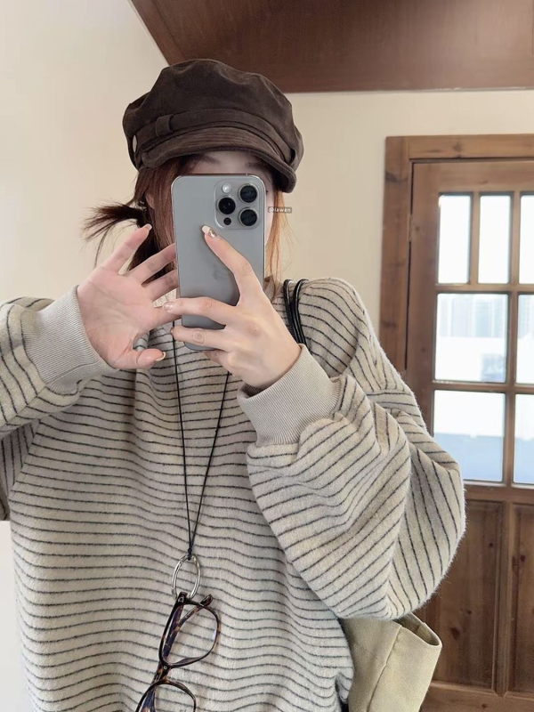 Pulover cu guler rotund, mâneci lungi, croială lejeră, model în dungi, amestec bumbac-poliester