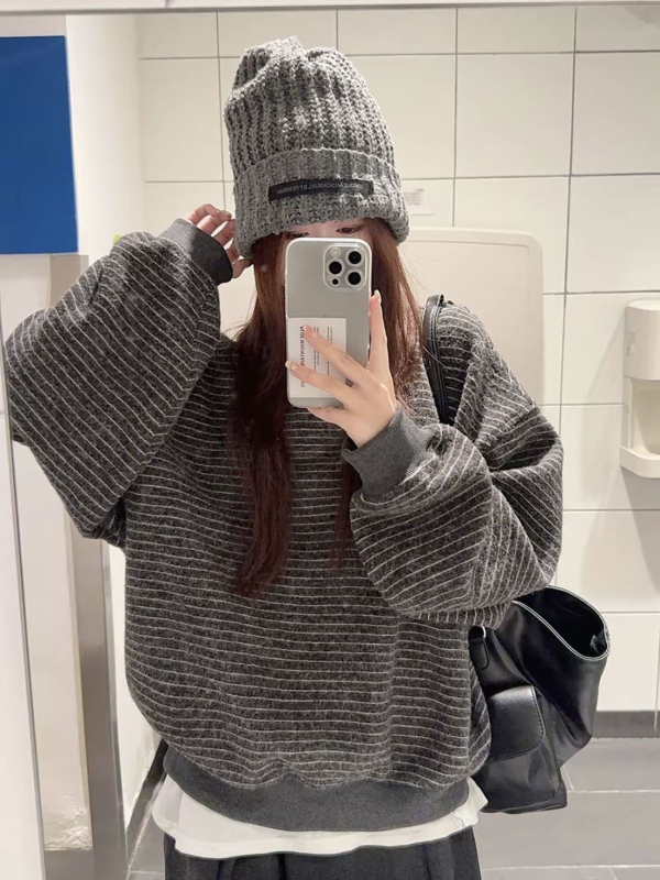 Pulover cu guler rotund, mâneci lungi, croială lejeră, model în dungi, amestec bumbac-poliester