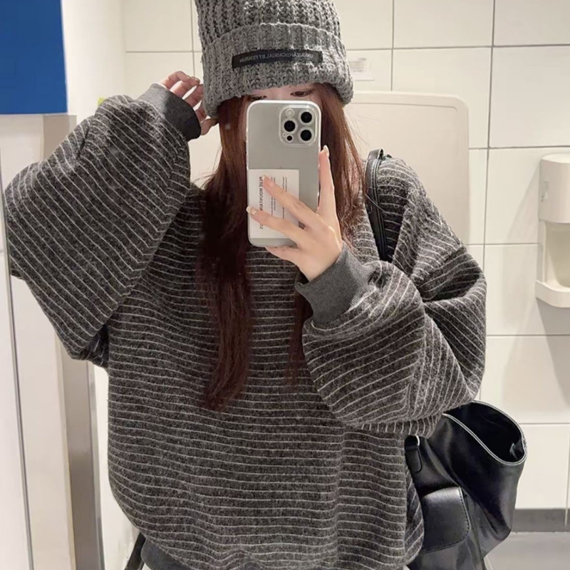 Pulover cu guler rotund, mâneci lungi, croială lejeră, model în dungi, amestec bumbac-poliester