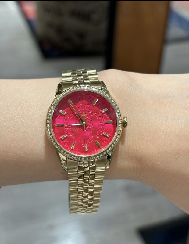 Ceas de damă fashion cu relief de fulg de zăpadă, mișcare cuarț (Swiss ETA), carcasă și brățară din oțel inoxidabil, rezistență la apă 30 m, diametrul cadranului 23 mm