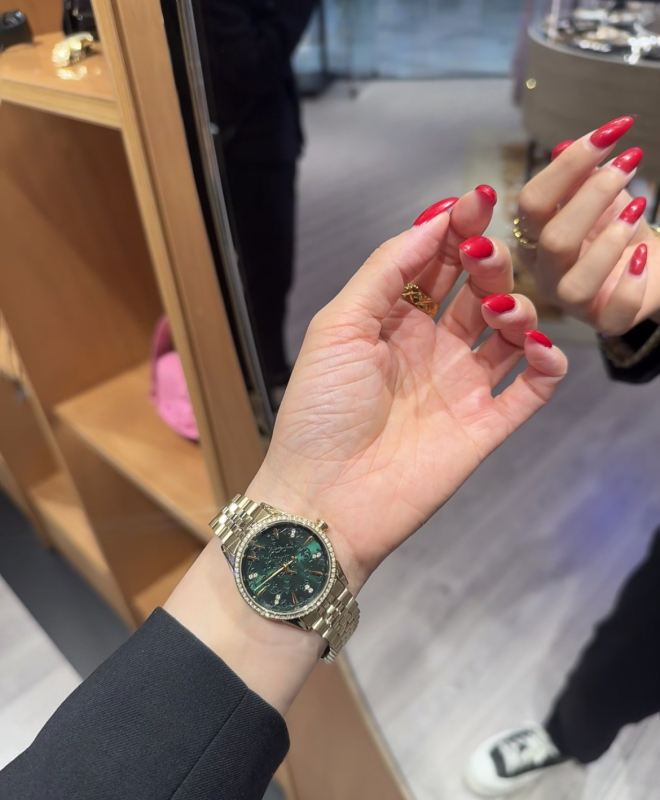 Ceas de damă fashion cu relief de fulg de zăpadă, mișcare cuarț (Swiss ETA), carcasă și brățară din oțel inoxidabil, rezistență la apă 30 m, diametrul cadranului 23 mm