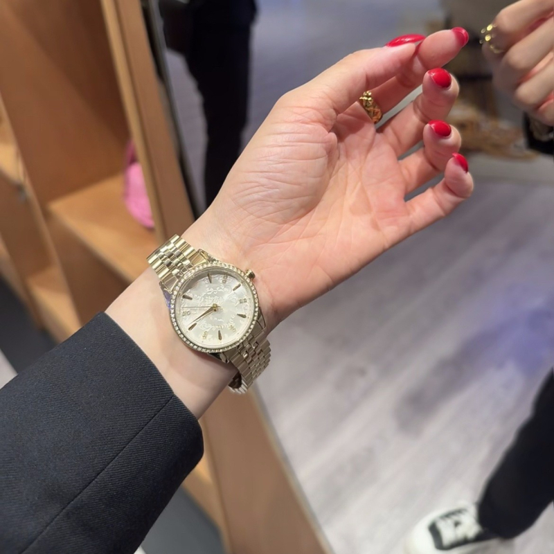 Ceas de damă fashion cu relief de fulg de zăpadă, mișcare cuarț (Swiss ETA), carcasă și brățară din oțel inoxidabil, rezistență la apă 30 m, diametrul cadranului 23 mm