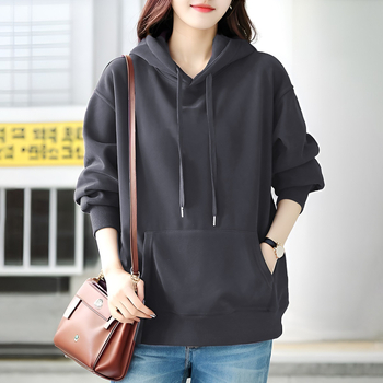 Hanorac damă cu glugă, croială lejeră, amestec modal-poliester, mâneci lungi, lungime ultra-șcurtă până la 40 cm