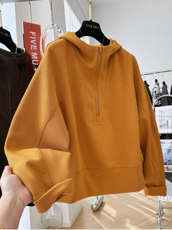 Pulover damă cu glugă și fermoar parțial, croială lejeră, poliester, imprimeu desen animat, lungime medie