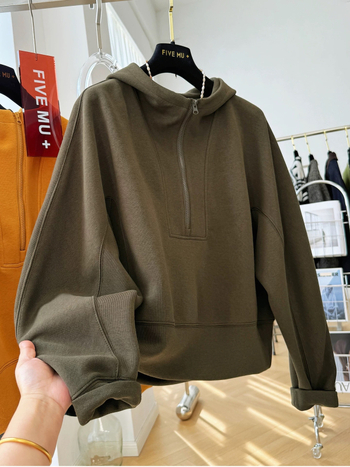 Pulover damă cu glugă și fermoar parțial, croială lejeră, poliester, imprimeu desen animat, lungime medie