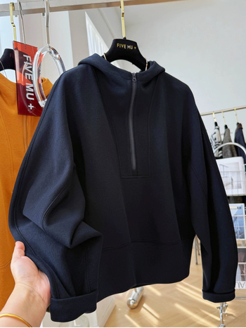 Pulover damă cu glugă și fermoar parțial, croială lejeră, poliester, imprimeu desen animat, lungime medie