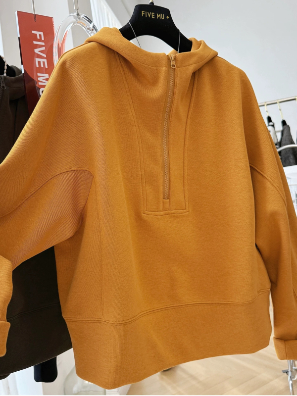 Pulover damă cu glugă și fermoar parțial, croială lejeră, poliester, imprimeu desen animat, lungime medie