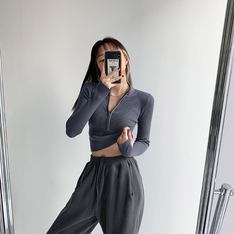 Pulover tricotat pentru femei, cu fermoar și guler înalt (stand), croială slim, mâneci lungi, lungime scurtă 40–50 cm; material poliester/viscoză; stil minimalist japonez-coreean.