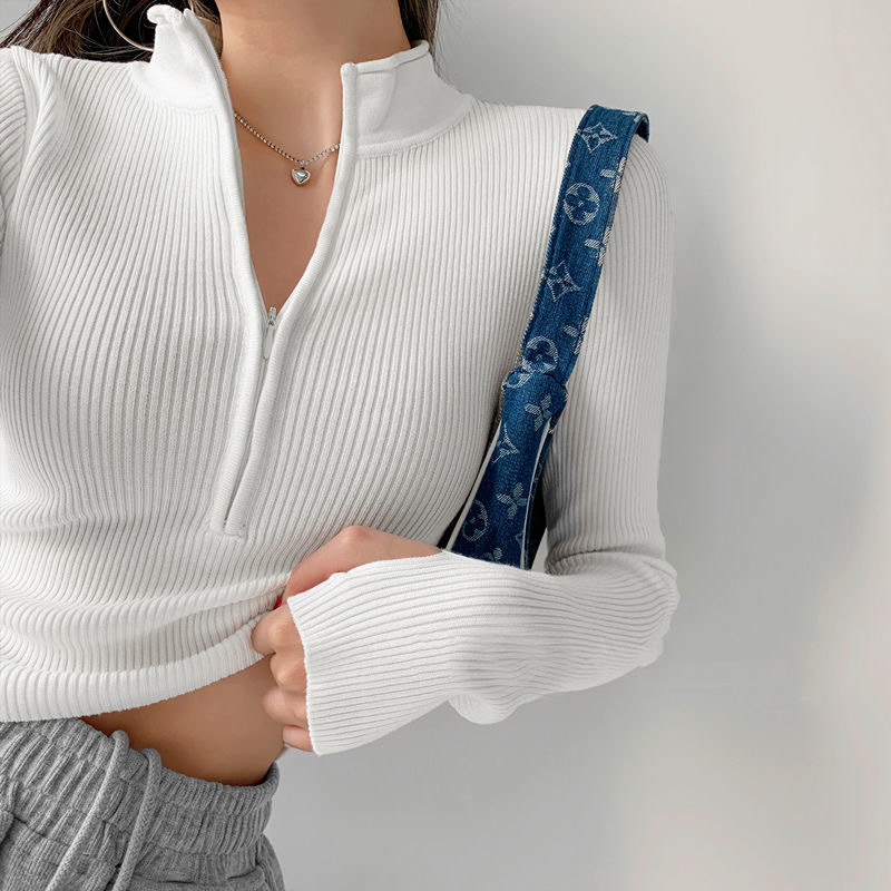 Pulover tricotat pentru femei, cu fermoar și guler înalt (stand), croială slim, mâneci lungi, lungime scurtă 40–50 cm; material poliester/viscoză; stil minimalist japonez-coreean.