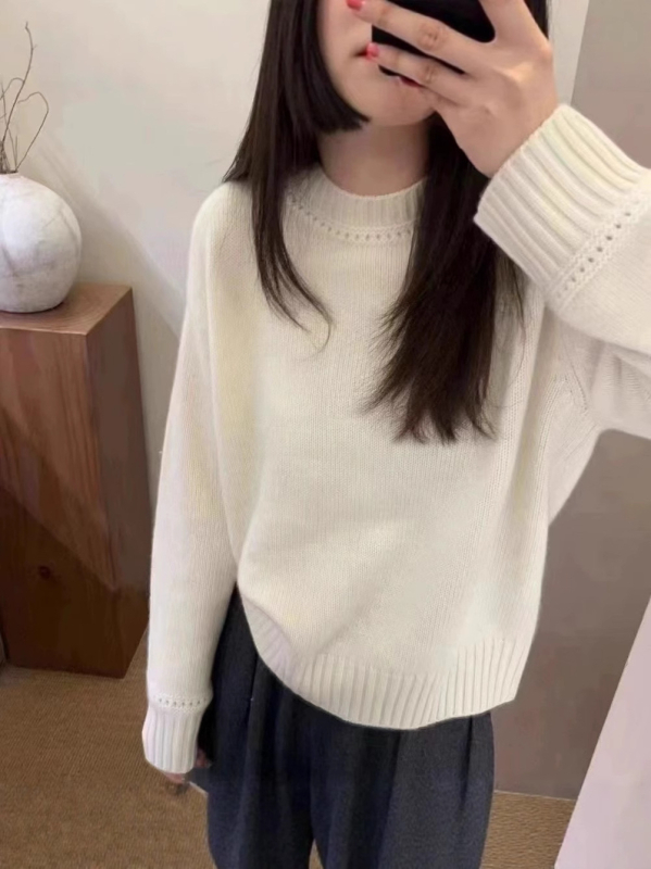 Naiste villane kampsun 95%+ vill, ümmargune kaelus, vaba lõige, pikad varrukad langevate õlgadega, talvise 2024 kollektsioon