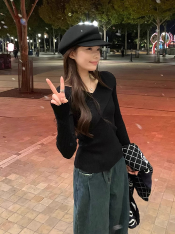 Pulover tricotat cu decolteu în V, croială slim, mâneci lungi, tricot din viscoză vopsită pe fir