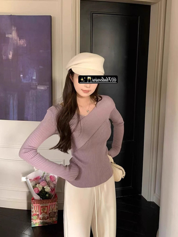 Pulover tricotat cu decolteu în V, croială slim, mâneci lungi, tricot din viscoză vopsită pe fir