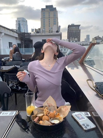 Pulover tricotat cu decolteu în V, croială slim, mâneci lungi, tricot din viscoză vopsită pe fir