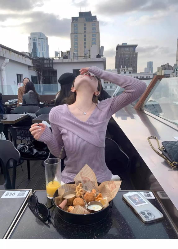 Pulover tricotat cu decolteu în V, croială slim, mâneci lungi, tricot din viscoză vopsită pe fir