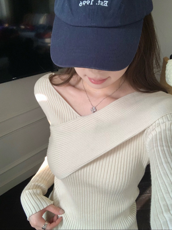 Pulover tricotat cu decolteu în V, croială slim, mâneci lungi, tricot din viscoză vopsită pe fir