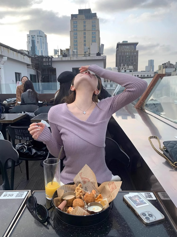 Pulover tricotat cu decolteu în V, croială slim, mâneci lungi, tricot din viscoză vopsită pe fir