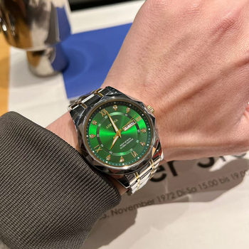 Muški sat s dualnim kalendarom, svijetleći cifernik, kvarcni mehanizam, promjer kućišta 41 mm, vodootpornost 30M