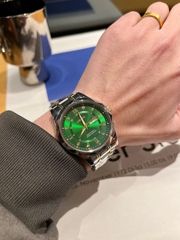 Muški sat s dualnim kalendarom, svijetleći cifernik, kvarcni mehanizam, promjer kućišta 41 mm, vodootpornost 30M