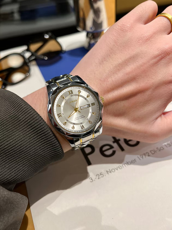 Muški sat s dualnim kalendarom, svijetleći cifernik, kvarcni mehanizam, promjer kućišta 41 mm, vodootpornost 30M