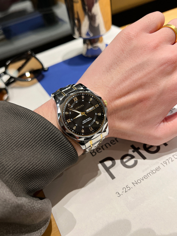 Muški sat s dualnim kalendarom, svijetleći cifernik, kvarcni mehanizam, promjer kućišta 41 mm, vodootpornost 30M