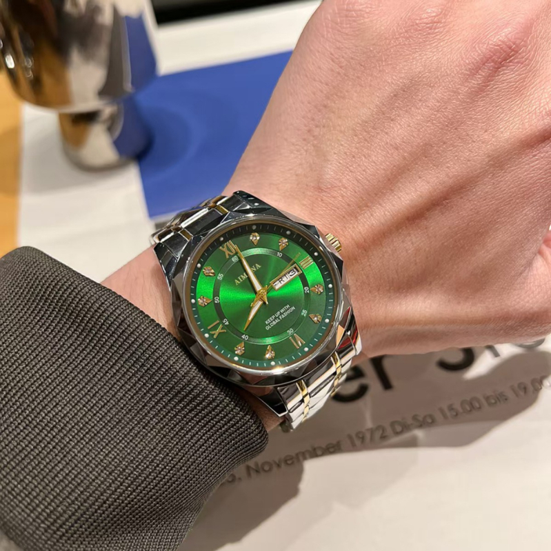 Muški sat s dualnim kalendarom, svijetleći cifernik, kvarcni mehanizam, promjer kućišta 41 mm, vodootpornost 30M