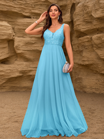 Vakara kleita ar paillettes un tīklu audumu, A līnijas siluets ar dziļu V kaklu, garas caurspīdīgas piedurknes, ar pilnu oderi (Poliester, ziemas 2025)