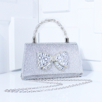 Večernja torbica s dijamantnom mašnicom, PVC materijal, lančani remen, magnetsko zatvaranje, poliester podstava