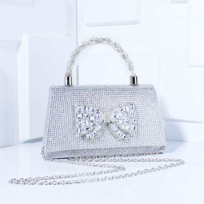 Večernja torbica s dijamantnom mašnicom, PVC materijal, lančani remen, magnetsko zatvaranje, poliester podstava