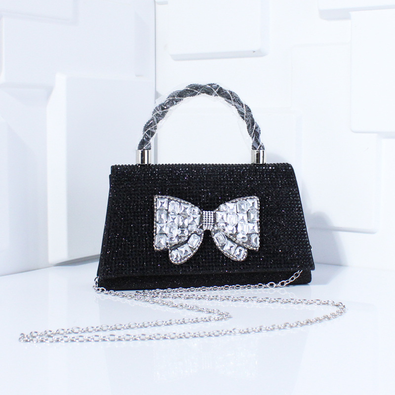 Večernja torbica s dijamantnom mašnicom, PVC materijal, lančani remen, magnetsko zatvaranje, poliester podstava