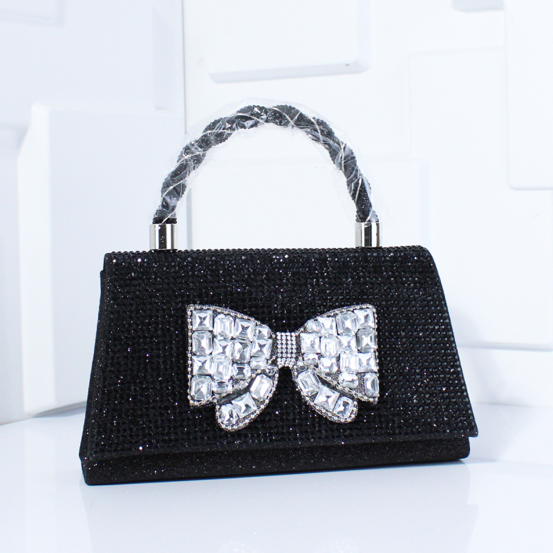 Večernja torbica s dijamantnom mašnicom, PVC materijal, lančani remen, magnetsko zatvaranje, poliester podstava