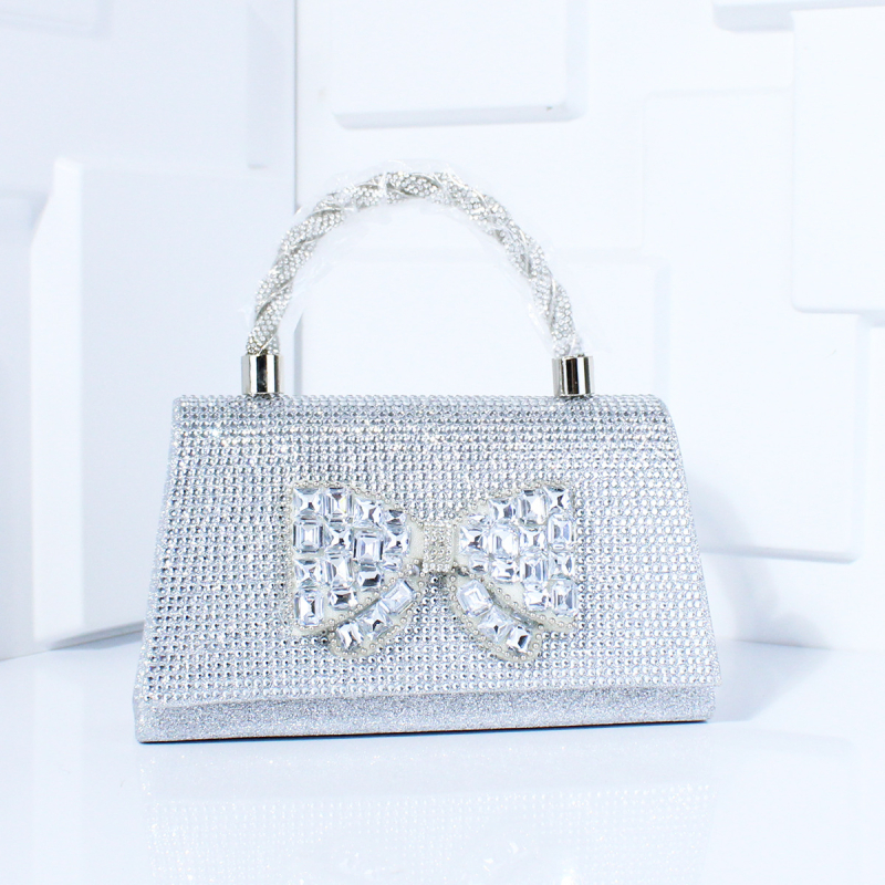 Večernja torbica s dijamantnom mašnicom, PVC materijal, lančani remen, magnetsko zatvaranje, poliester podstava