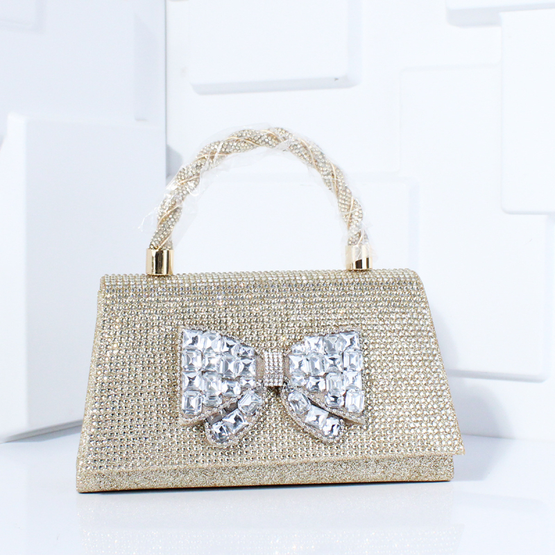 Večernja torbica s dijamantnom mašnicom, PVC materijal, lančani remen, magnetsko zatvaranje, poliester podstava