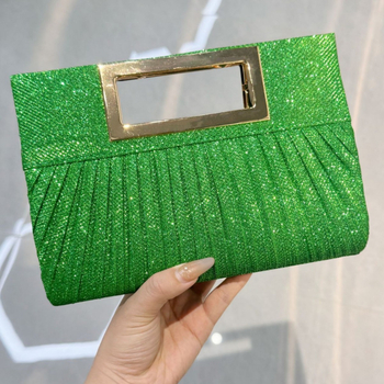 Plisuota klutch rankinė su grandinėlės petimi, horizontali kvadratinė forma, magnetinis užsegimas, poliesterio pamušalas, vidinė kišenė mobiliajam telefonui