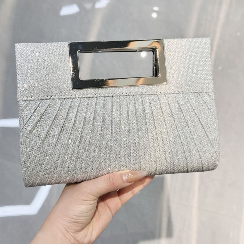 Plisuota klutch rankinė su grandinėlės petimi, horizontali kvadratinė forma, magnetinis užsegimas, poliesterio pamušalas, vidinė kišenė mobiliajam telefonui