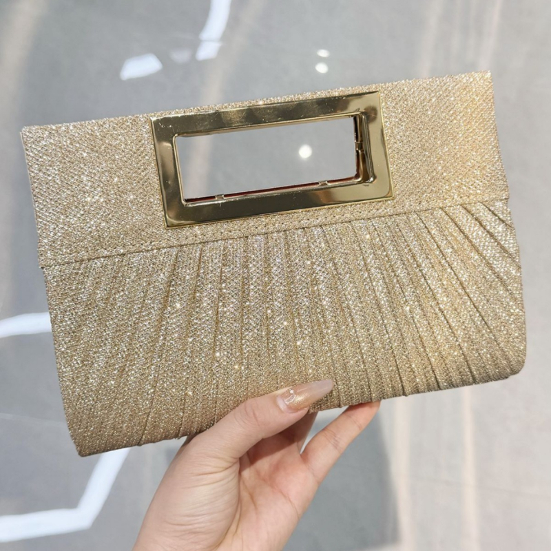 Plisuota klutch rankinė su grandinėlės petimi, horizontali kvadratinė forma, magnetinis užsegimas, poliesterio pamušalas, vidinė kišenė mobiliajam telefonui