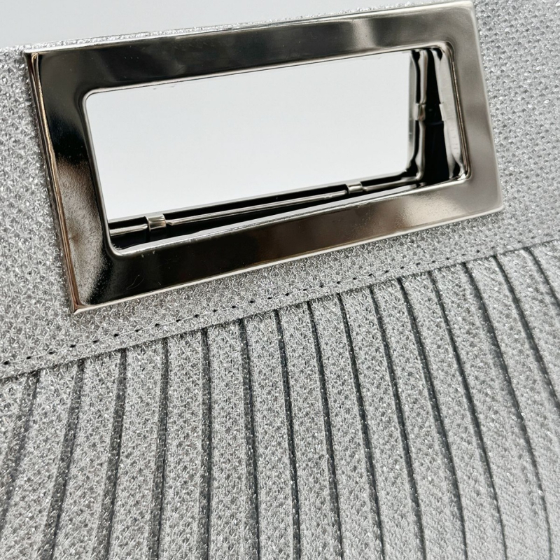 Plisuota klutch rankinė su grandinėlės petimi, horizontali kvadratinė forma, magnetinis užsegimas, poliesterio pamušalas, vidinė kišenė mobiliajam telefonui