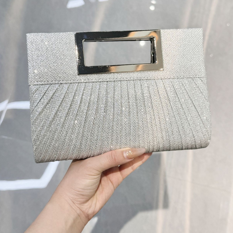 Plisuota klutch rankinė su grandinėlės petimi, horizontali kvadratinė forma, magnetinis užsegimas, poliesterio pamušalas, vidinė kišenė mobiliajam telefonui