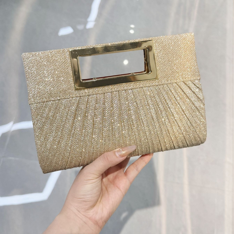 Plisuota klutch rankinė su grandinėlės petimi, horizontali kvadratinė forma, magnetinis užsegimas, poliesterio pamušalas, vidinė kišenė mobiliajam telefonui