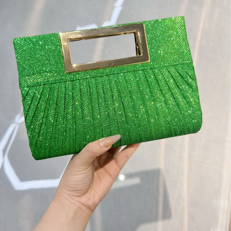 Plisuota klutch rankinė su grandinėlės petimi, horizontali kvadratinė forma, magnetinis užsegimas, poliesterio pamušalas, vidinė kišenė mobiliajam telefonui