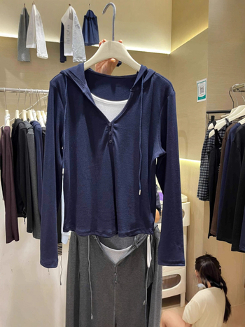 Majica s kapuljačom, dugih rukava, slobodna krojena, pamuk-poliester smjesa 30-50% poliester