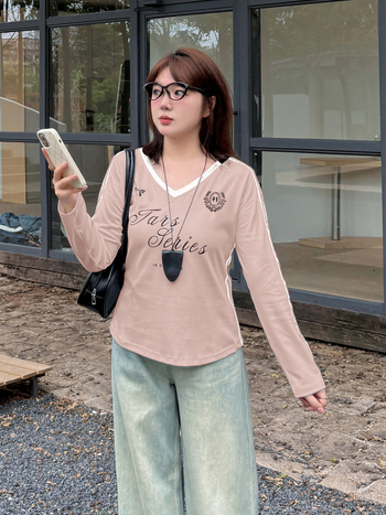Majica s V izrezom, dugi rukavi, kontrastni tekstualni tisak, stanjivanje struka, pamuk-spandeks mješavina, jesen 2025, japansko-korejski casual stil
