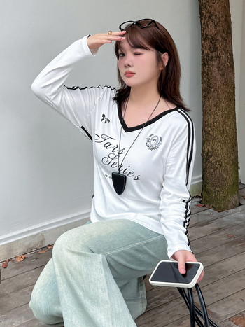 Majica s V izrezom, dugi rukavi, kontrastni tekstualni tisak, stanjivanje struka, pamuk-spandeks mješavina, jesen 2025, japansko-korejski casual stil
