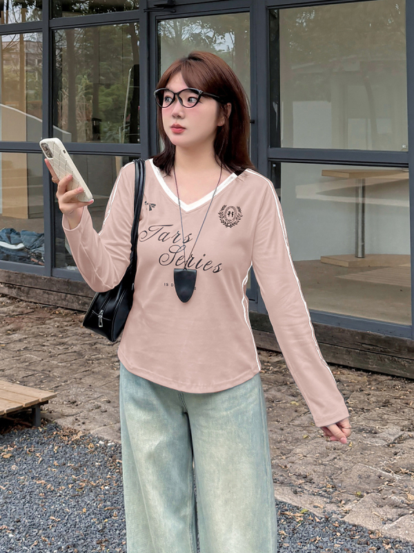 Majica s V izrezom, dugi rukavi, kontrastni tekstualni tisak, stanjivanje struka, pamuk-spandeks mješavina, jesen 2025, japansko-korejski casual stil