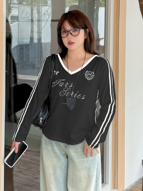 Majica s V izrezom, dugi rukavi, kontrastni tekstualni tisak, stanjivanje struka, pamuk-spandeks mješavina, jesen 2025, japansko-korejski casual stil